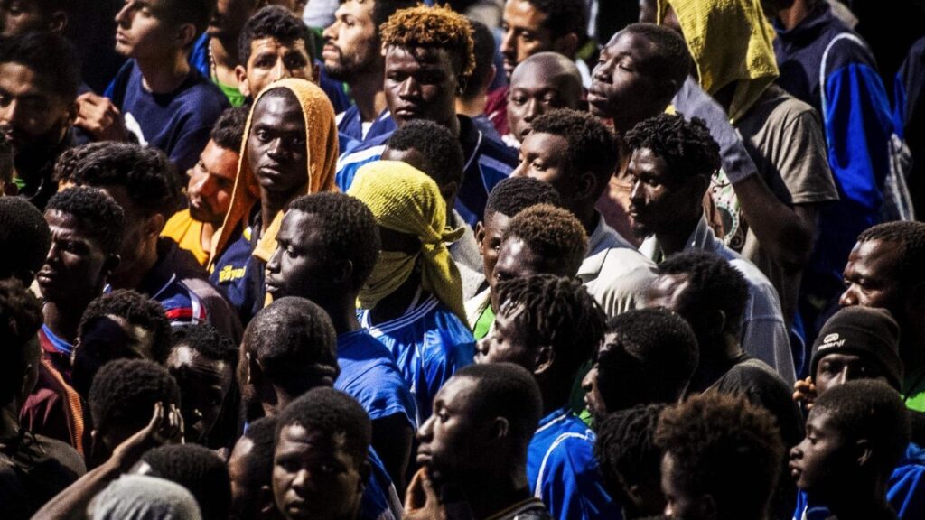 Fil de migrants devant le centre "Hotspot" sur l'ile de Lampedusa, en Italie, le 14 septembre 2023. (AFP or licensors)
